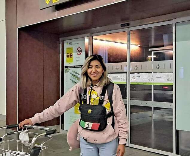Karla Ticona, a su llegada al Aeropuerto de Gran Canaria (Foto TA)
